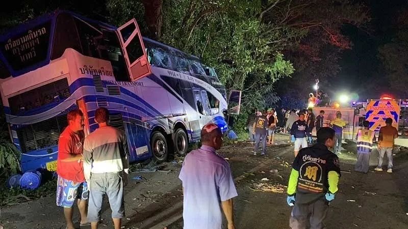 突发！泰国中部旅游大巴发生车祸致14死35伤