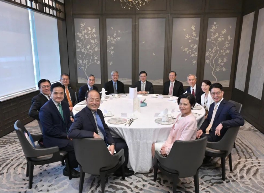 <strong>顾问团就施政报告向特首提意见</strong>