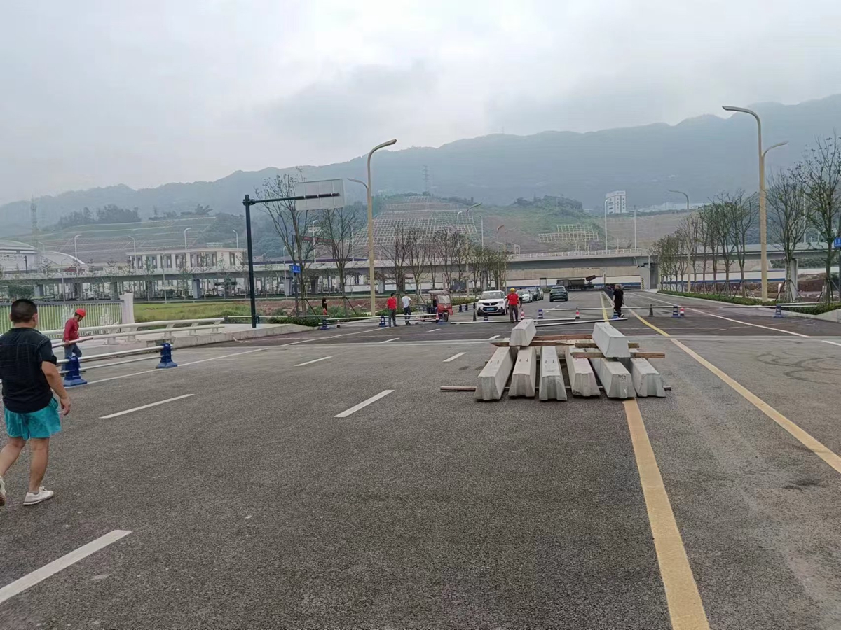 道路路面与断桥链接部位工人安装栏杆.jpg2.jpg3.jpg