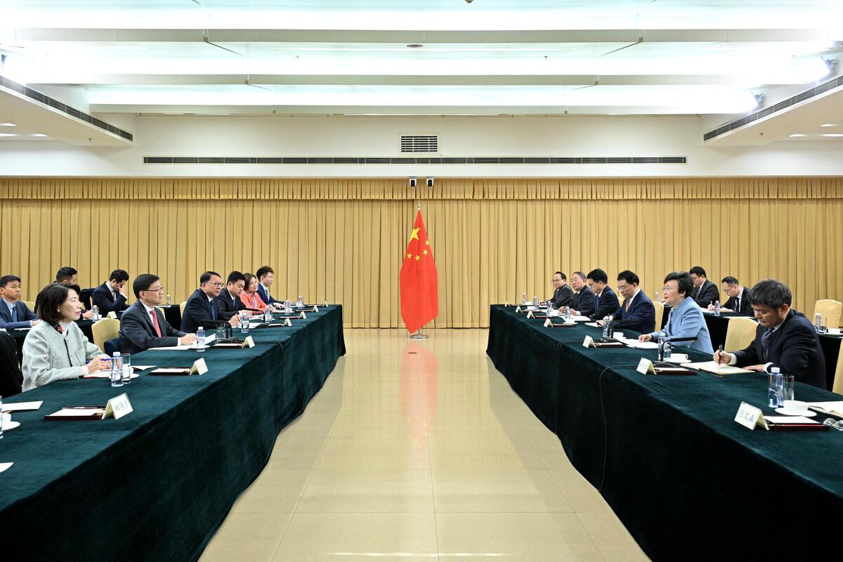<strong>行政长官李家超会见人力资源和社会保障部部长王晓萍</strong>