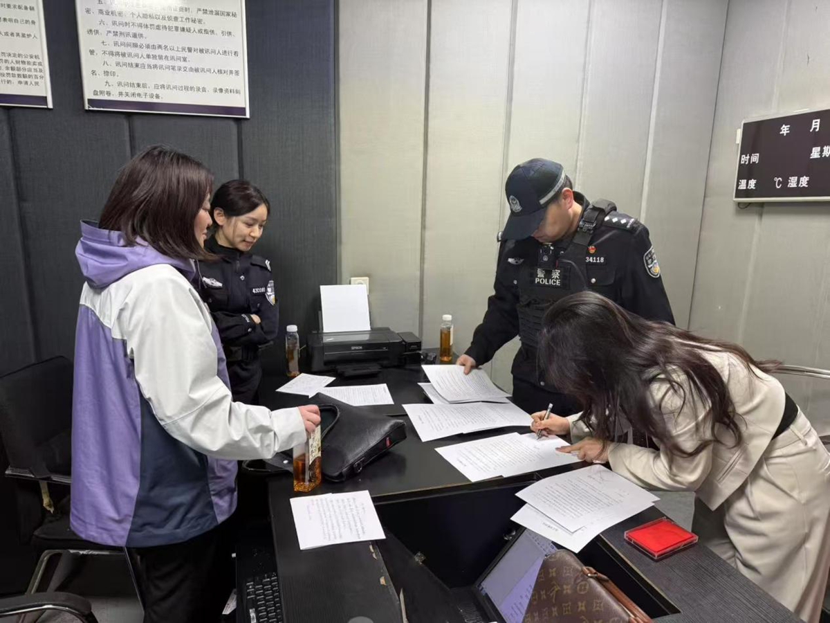 <strong>网传法官跨省锁定迈巴赫座驾蹲守女歌手，本人回应迈巴赫系邀约方安排</strong>