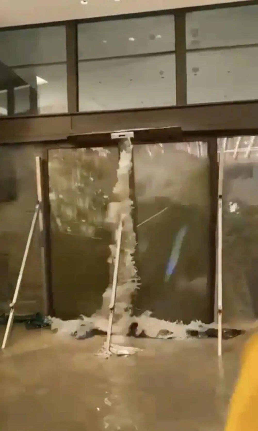 香港一酒店遭遇海水涌入大门被冲爆有人被水流击倒