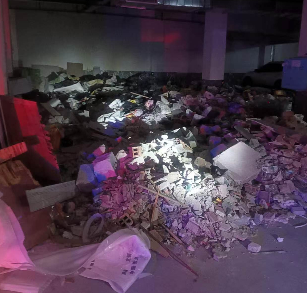地下停车场堆放的建筑垃圾.jpg